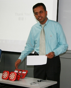 Asif Jakwani現(xiàn)場(chǎng)演示分別采用電阻型驅(qū)動(dòng)器和線性恒流穩(wěn)壓器的汽車(chē)組合LED尾燈方案