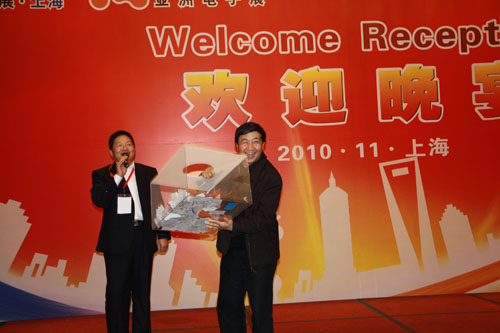 中國(guó)電子學(xué)會(huì)副理事長(zhǎng)兼秘書長(zhǎng)劉汝林先生抽取iPad大獎(jiǎng)