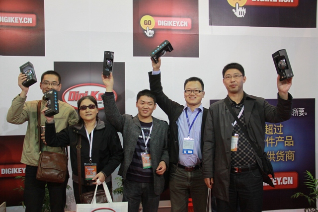 圖6 部分138元無線鼠標(biāo)獲得者合影