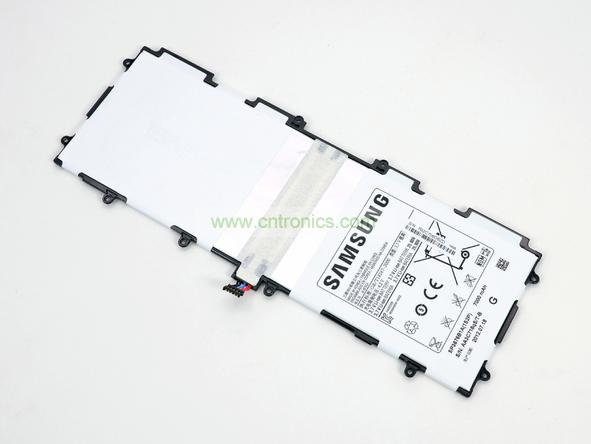 取出電池前要把周圍的帶狀電纜先拔出來(lái),這個(gè)比較容易。Galaxy Note 10.1的電池容量為7000mAh,3.7V,預(yù)計(jì)續(xù)航時(shí)間8小時(shí)左右,重約136克,占據(jù)了整體重量的23%。不過(guò)為了減少機(jī)身厚度,電池做得很薄。