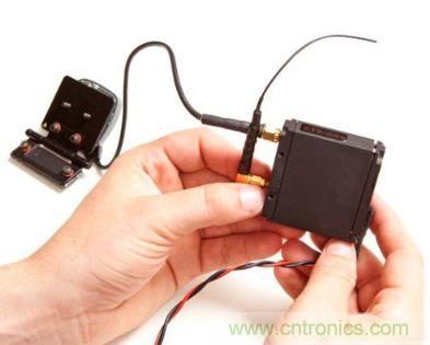 圖3:被電線連起來的兩個分立的發(fā)射/接收模塊