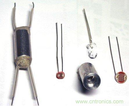 圖1:帶有HB LED和光敏電阻的金屬管構成了光耦合器(左)