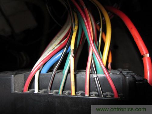 控制線25線--黃底紅條，電容器輸出線為最大的藍色線，接蓄電池正極的線為白底紅條粗線