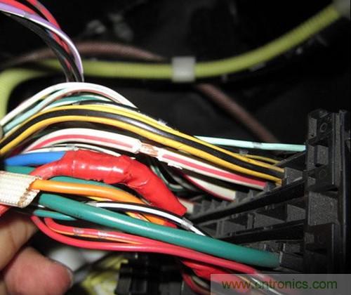 控制線25線--黃底紅條，電容器輸出線為最大的藍色線，接蓄電池正極的線為白底紅條粗線