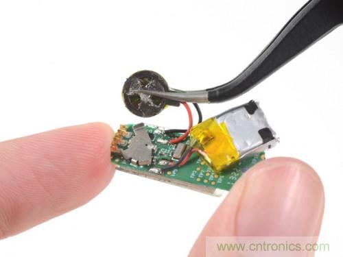 拿下電池，電池還沒有指甲蓋大，5-7天的電量