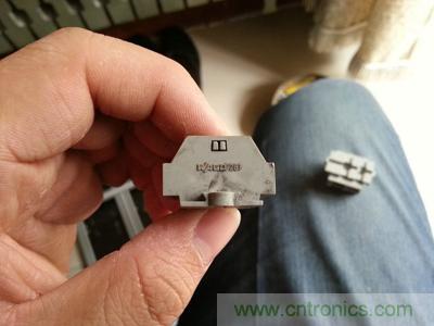 手工打造太陽(yáng)能充電照明系統(tǒng):點(diǎn)亮LED給手機(jī)充電