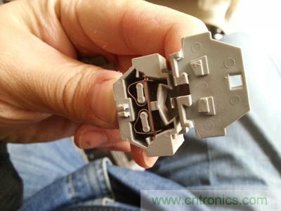 手工打造太陽(yáng)能充電照明系統(tǒng):點(diǎn)亮LED給手機(jī)充電