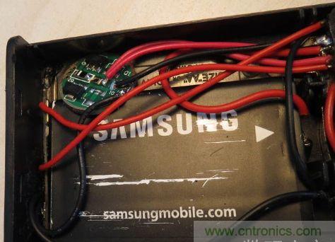 電池盒，安裝上鋰電池，用于外部強光LED供電