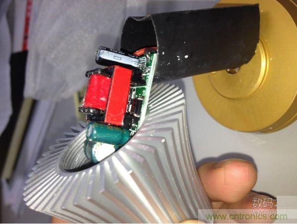 拆解對比:4元 VS 30+元LED照明燈