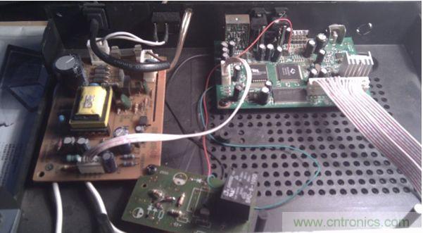 加了個繼電器，兩個三極管，五個電阻和一個二極管(三極管把解碼板的小信號進行了兩級放大,電阻是偏置作用)。