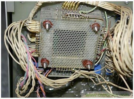 經典懷舊拆解!歷史彌留的可編程科學計算器 from 1966