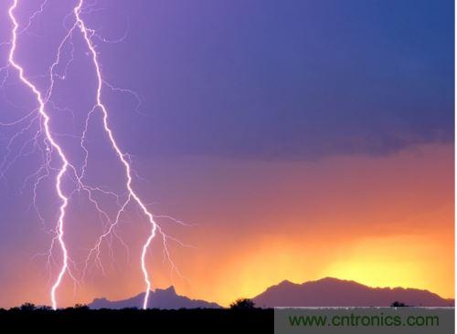 【導(dǎo)讀】處于空間變化的強電磁場中的物體,由于電磁感應(yīng),在其內(nèi)部就會產(chǎn)生很高的感應(yīng)電動勢,很容易造成意外。現(xiàn)在家用電器的也采取了各種相應(yīng)的防護措施,特別是雷電的防護,不要以為在家里的電器就不怕雷電哦,“家里”也不安全的,所以雷天下電器防雷常識還是不可少的。 家用電器的防護,除了避免人為損壞外,諸多不可抗力因素所帶來的損壞也要采取相應(yīng)的防護措施,特別是雷電的防護。雷電流在50~100微秒的時間內(nèi),從0變化到幾萬安,再由幾萬安變化到0,在其周圍空間會產(chǎn)生瞬變的強電磁場。處于空間變化的強電磁場中的物體,由于電磁感應(yīng),在其內(nèi)部就會產(chǎn)生很高的感應(yīng)電動勢。以前,由于它的成災(zāi)概率極小,沒有引起人們的注意,但隨著微電子技術(shù)的重大進展,超大規(guī)模集成電路誕生,它的能耗小、靈敏度極高等特點,使得其容易被損壞。 在建筑物內(nèi),大量布設(shè)著各種導(dǎo)體線路。當(dāng)建筑物遭受雷擊或其周圍發(fā)生雷擊時,雷電流將在建筑物內(nèi)部空間產(chǎn)生瞬態(tài)磁場脈沖,這種磁場脈沖干擾上述回路后,將在回路中感應(yīng)出瞬態(tài)過電壓,危及這些回路相連的設(shè)備。雖然建筑物做好了防雷措施,但建筑物不可避免的會出現(xiàn)露洞。比如大面積的門窗可以讓電磁波入侵來去自由,輸電線路引雷入室等等。甚至有些電器還是露天使用的,因此應(yīng)做好電器防雷。 6 電力系統(tǒng)因其裸露而置于高空,是最易遭受雷擊的。20世紀初,在電力系統(tǒng)應(yīng)用到輸電線中上時創(chuàng)造了避雷線,即接閃器是一根或兩根架設(shè)在輸電線上方的接地鋼線,也就是前面所稱的“避雷線”。由于它簡單有效,所以在房屋建筑上也推廣了這種形式的接閃器,將它安裝在房屋上容易發(fā)生雷擊的地方,起到避雷的作用。現(xiàn)在許供電線路采用地下電纜,對防雷有了很大的幫助。但高壓運輸還是必須架空明線,因此,必須使用避雷線。 人們通常用過壓保護器來保護電器。其防雷原理是:這種保護器有兩個端口,電器電源火線與零線分別各接保護器的一個端口,每個保護器另一端再接地,通過間隙擊穿達到對地放電的目的。在正常工作電壓下,避雷器間隙不會被擊穿,當(dāng)過電壓沿導(dǎo)線傳過來危及被保護設(shè)備的過電壓時,避雷器間隙很快被擊穿,對地放電,使大量的電荷都泄入到大地,從而限制了被保護設(shè)備的輸入電壓,起到了保護設(shè)備的作用。過電壓過去以后,間隙能迅速恢復(fù),使電器正常工作。一些高檔的電器自帶保護器,但是還有許多的電器沒有這一裝置。因此,應(yīng)在入戶電線接上保護器。在雷暴天氣時,如果沒有特別的用電要求,最好將入戶總閘關(guān)閉。 微電子技術(shù)的發(fā)展,用電器大量使用集成電路。雷電發(fā)生時的電磁效應(yīng)是集成電路的克星。而現(xiàn)在使用集成電路最多的莫過于計算機了,為了防止電磁感應(yīng)對其的破壞,計算機的主機外殼一般由金屬制成。利用金屬的靜電屏蔽和對電磁波的趨膚效應(yīng),對防止感應(yīng)雷有很好的效果。