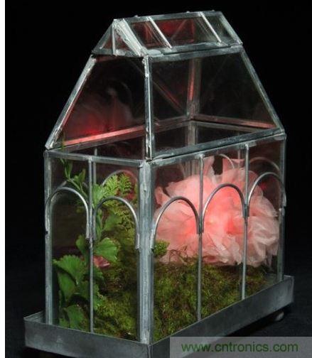 當傳感器讀到的數值低于閾值，則LED會閃爍紅光