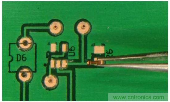 插入鉚釘，并將板子翻轉過來