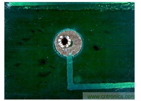 另一邊的鉚釘邊緣(顯微鏡圖像)。從這張圖可以看出配準誤差很明顯