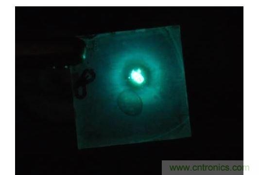 只需要一點(diǎn)點(diǎn)不同于傳統(tǒng)的配方，相同的單層也可以發(fā)出明亮的藍(lán)光