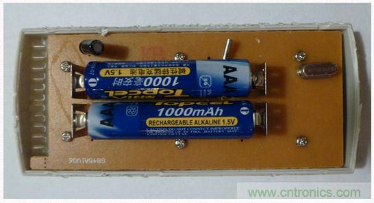 圖3：兩個(gè)傳統(tǒng)的AAA可充電堿性電池。