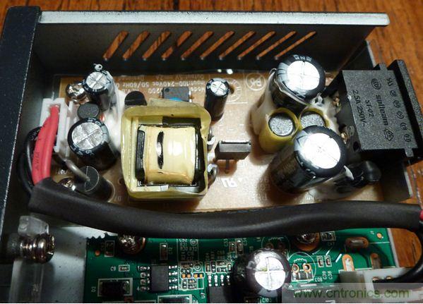 圖5：去掉塑料防護罩后的電源子系統細節特寫。