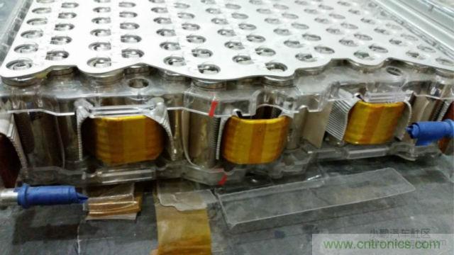 【導(dǎo)讀】對(duì)于電動(dòng)汽車的核心&mdash;&mdash;電池，我們要求其安全、能量密度高、壽命長(zhǎng)，充電時(shí)間短，同時(shí)又要性能卓越等等。那么對(duì)比電動(dòng)汽車電池來說怎么樣才算是達(dá)標(biāo)？又怎么樣才算是性能優(yōu)越呢?毫無疑問鋰離子電芯作為其最基本的單元，其優(yōu)劣至關(guān)重要。  電池是電動(dòng)汽車的&rdquo;心臟&ldquo;。從電動(dòng)汽車發(fā)展以來，各種技術(shù)路線百花爭(zhēng)鳴，爭(zhēng)論不休。其中應(yīng)用最廣的鋰離子電芯，就有三元、磷酸鐵鋰、錳酸鋰等多種技術(shù)路線并存的現(xiàn)象。同時(shí)鋰離子電芯還分為方形，軟包，圓柱三種結(jié)構(gòu)形式。  而這越是紛繁蕪雜，就越能代表了我們還在不斷探索，代表了電動(dòng)汽車的急切盼望：電動(dòng)汽車需要一顆強(qiáng)大的&ldquo;心臟&rdquo;。  對(duì)于電池包的要求  對(duì)于電動(dòng)汽車的核心&mdash;&mdash;電池，我們要求其安全、能量密度高、壽命長(zhǎng)，充電時(shí)間短，同時(shí)又要性能卓越等等。而這一項(xiàng)一項(xiàng)的要求，看似苛刻，但卻又無一不是電動(dòng)汽車實(shí)現(xiàn)產(chǎn)業(yè)化的硬性指標(biāo)。  那么對(duì)比電動(dòng)汽車電池來說怎么樣才算是達(dá)標(biāo)？又怎么樣才算是性能優(yōu)越呢?毫無疑問鋰離子電芯作為其最基本的單元，其優(yōu)劣至關(guān)重要。  但就拿我們最關(guān)注的安全性來說，是不是電芯安全了，電池包就安全了呢？  我們可以看到2002年，磷酸鐵鋰(LFP)首次被美國(guó)Valance公司產(chǎn)業(yè)化，隨即引起了中國(guó)市場(chǎng)的廣泛關(guān)注。從2004年開始，我國(guó)掀起了一股投資磷酸鐵鋰材料和磷酸鐵鋰動(dòng)力電池的熱潮，磷酸鐵鋰其相對(duì)穩(wěn)定，安全性較高。隨后，它成為我國(guó)正極材料的主要路線，爭(zhēng)議暫告段落。  但是，隨著特斯拉在動(dòng)力電池使用了鎳鈷鋁酸鋰的正極材料，爭(zhēng)論再次出現(xiàn)。磷酸鐵鋰其較低的能量密度，已經(jīng)使其處于劣勢(shì)。 1 據(jù)調(diào)研發(fā)現(xiàn)，進(jìn)入2014年以來，國(guó)內(nèi)鋰電池正極材料產(chǎn)業(yè)整體出現(xiàn)了向三元材料轉(zhuǎn)移的趨勢(shì)，下游的電池廠基本都在開發(fā)三元材料的電芯，也引導(dǎo)著上游的材料企業(yè)開始加大對(duì)三元材料的開發(fā)和生產(chǎn)力度。  而一系列的變化，也恰恰說明鋰電行業(yè)在慢慢的摸索，慢慢走向成熟。就比如說一個(gè)電池包的安全，光靠電芯安全是遠(yuǎn)遠(yuǎn)不夠的，其必須上升到一個(gè)系統(tǒng)的層級(jí)來。也就是說電池包的安全，靠的是整個(gè)電池系統(tǒng)，而不僅僅是某個(gè)單一的元素。  更何況一個(gè)安全、可靠、性能卓越的電池包，更是涉及到多領(lǐng)域知識(shí)的耦合，其更需要一個(gè)完善、可靠的系統(tǒng)來實(shí)現(xiàn)。就好比飛機(jī)被認(rèn)為是最安全的交通工具，不單單是&ldquo;安全&rdquo;的發(fā)動(dòng)機(jī)，&ldquo;安全&rdquo;的結(jié)構(gòu)，就能保障的，其中還綜合運(yùn)用了人為因素分析、軟件安全性、風(fēng)險(xiǎn)管理和定量風(fēng)險(xiǎn)評(píng)估等各種先進(jìn)技術(shù)來預(yù)防事故發(fā)生，可以說是系統(tǒng)保障了安全。  下面我們就從電池系統(tǒng)中抽離出其一個(gè)核心部件電池模組，淺談一下各種不同的模組結(jié)構(gòu)。  關(guān)于電池模組  電池模組可以理解為鋰離子電芯經(jīng)串并聯(lián)方式組合，并加裝單體電池監(jiān)控與管理裝置。電池模組的結(jié)構(gòu)設(shè)計(jì)往往能決定一個(gè)電池包的性能和安全。其結(jié)構(gòu)必須對(duì)電芯起到支撐、固定和保護(hù)作用。同時(shí)如何滿足過電流要求，電流均勻性，如何滿足對(duì)電芯溫度的控制，以及是否有嚴(yán)重異常時(shí)能斷電，避免連鎖反應(yīng)等等，都將是評(píng)判電池模組優(yōu)劣的標(biāo)準(zhǔn)。  而隨著電動(dòng)汽車的發(fā)展，以及人們對(duì)性能的追求，熱管理更是成為了電池模組設(shè)計(jì)的一個(gè)至關(guān)重要的環(huán)節(jié)。自然冷卻已經(jīng)不能滿足我們的需求。風(fēng)冷則由于其效率較低，且對(duì)電芯溫度的一致性較難控制，而表現(xiàn)的力不從心。因此，高性能需求的電池模組，其熱管理的解決方案已經(jīng)轉(zhuǎn)向液冷或相變材料。下面就介紹一下各種不同結(jié)構(gòu)電芯的模組設(shè)計(jì)。  &middot; 方形電池模組  方形電芯可以說是我國(guó)汽車動(dòng)力電池里，應(yīng)用最多的電芯了。其外殼的材質(zhì)有鋁、鋼、以及塑膠。其電芯厚度是三種結(jié)構(gòu)中最厚的，由此也造成其內(nèi)部和外表面的溫差較大。其模組結(jié)構(gòu)也多為自然冷卻和風(fēng)冷的結(jié)構(gòu)。  我們來看看寶馬I3的電池模組設(shè)計(jì)。  我們可以看出，I3的電池模組從結(jié)構(gòu)上已經(jīng)具備一個(gè)高性能模組所需的要素，而一臺(tái)高性能的電動(dòng)汽車，就是靠著每一處的細(xì)節(jié)共同搭建而成的。當(dāng)然其散熱、均溫以及可靠性等等，還有待市場(chǎng)的驗(yàn)證。 2 （▲ 寶馬I3方形電池模組）  &middot; 軟包電池模組  軟包電芯的電池包，也是近期比較熱門的一種結(jié)構(gòu)類型，其用在國(guó)外的電動(dòng)車上比較多。  軟包電芯的物理結(jié)構(gòu)決定了其不易爆炸，一般只有外殼能承受的壓力足夠高，才有可能炸，而軟包電芯內(nèi)部壓力一大，便會(huì)從鋁塑膜邊緣開始泄壓、漏液。同時(shí)軟包電芯也是幾種電芯結(jié)構(gòu)中，散熱最好的。  目前，市面上賣得最多的還是日產(chǎn)的Leaf，其模組結(jié)構(gòu)為全密封式的，并未考慮散熱，即不散熱。  而Leaf在市場(chǎng)上頻繁反饋的容量衰減過快，與此熱管理也不無關(guān)系。顯然隨著人們對(duì)于高性能電動(dòng)車的追求，迫使軟包電芯也必須要有主動(dòng)式的熱管理結(jié)構(gòu)。  下面我們來看看一款World Congress展臺(tái)上的液冷軟包模組。其模組由電芯層疊而成，而電芯間有間隔排布的液冷板，其保證每顆電芯都有一個(gè)大面接觸到液冷板，并充分發(fā)揮了軟包電芯液冷的優(yōu)勢(shì)。 3 （▲ 液冷軟包電池模組）  當(dāng)然軟包電芯要將液冷技術(shù)做成熟也并非易事，其必須考慮液冷板的固定，密封性，絕緣性等等。同時(shí)可靠的電連接，以及具有&ldquo;保險(xiǎn)絲&rdquo;結(jié)構(gòu)連接片，這都是高性能軟包模組的方向。  我們可以看到軟包電芯其配合完善的模組結(jié)構(gòu)后，其優(yōu)勢(shì)會(huì)得以凸顯。  圓柱電池模組  圓柱電芯可謂是在各類電子產(chǎn)品中，應(yīng)用最廣泛的結(jié)構(gòu)。如今，在電動(dòng)汽車行業(yè)也占有一定得份額。最典型的即是18650電芯了，其工藝經(jīng)過多年的沉淀，并在大規(guī)模的自動(dòng)化生產(chǎn)的條件下，現(xiàn)今屬于最成熟，穩(wěn)定且一致性最好的電芯。  而圓柱電芯更是有著目前最高的能量密度，其三元材料的電芯能做到210~250Wh/kg。國(guó)內(nèi)目前的圓柱電池包多為自然冷卻或風(fēng)冷的結(jié)構(gòu)，其效果不盡如人意。  我們來看看，將圓柱型電芯推到風(fēng)口浪尖上的特斯拉電池模組。  相信已經(jīng)有不少人見過特斯拉的模組了：  組成一臺(tái)特斯拉汽車需要7000多顆18650電芯，一個(gè)模組則需要400多顆電芯，同時(shí)為了高性能的目標(biāo)又要在模組上集成多項(xiàng)功能，可見其工作量和難度之大。其中，甚至還用上了一些跨行業(yè)的技術(shù)，使人眼前一亮，為之拍案。好比電芯連接的&ldquo;保險(xiǎn)絲&rdquo;設(shè)計(jì)。  可以說，身處電池行業(yè)的人，反而很少有人能想得到，這也許就是當(dāng)局者迷吧。而這一技術(shù)的應(yīng)用則極大地提高了電池的安全性能。同時(shí)，還有液冷管道的應(yīng)用，極大地解決了18650電芯的散熱和均溫的問題，這對(duì)電池的性能和壽命都是一個(gè)極大的幫助。不僅如此，其電池模組在空間尺寸上的利用，更可謂是精打細(xì)算。  在這里還是要佩服一下特斯拉將事情做到極致的態(tài)度，也就是這樣一個(gè)模組，成為了一個(gè)高性能的特斯拉電池包所必不可少的核心部件。 4 電動(dòng)之心  通過以上一些簡(jiǎn)單的列舉，我們不難看出，無論何種結(jié)構(gòu)的電芯其實(shí)都不乏一些好的應(yīng)用范例。而對(duì)于鋰離子電芯，如果作為一款革命性的產(chǎn)品，目前看來仍有很多不足和局限。但我們與其一味坐等材料的發(fā)展，不如多考慮一下，如何做好電池模組，做好電池系統(tǒng)。而這也是我們打造一顆強(qiáng)大&ldquo;電動(dòng)之心&rdquo;的必經(jīng)之路。