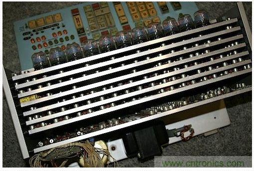 拆解也懷舊，讓人驚嘆的古董級可編程科學計算器 from 1966