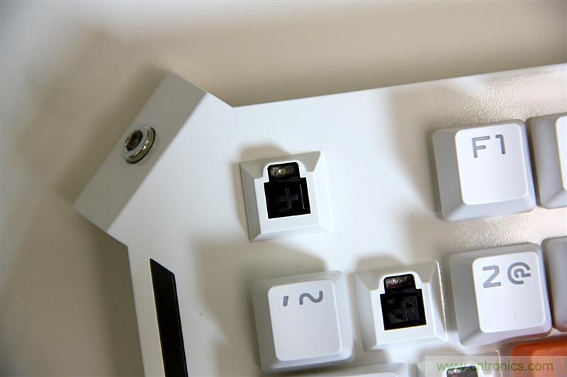 曾經(jīng)的網(wǎng)吧統(tǒng)治者&mdash;雙飛燕血手幽靈機械鍵盤，真世界最快？