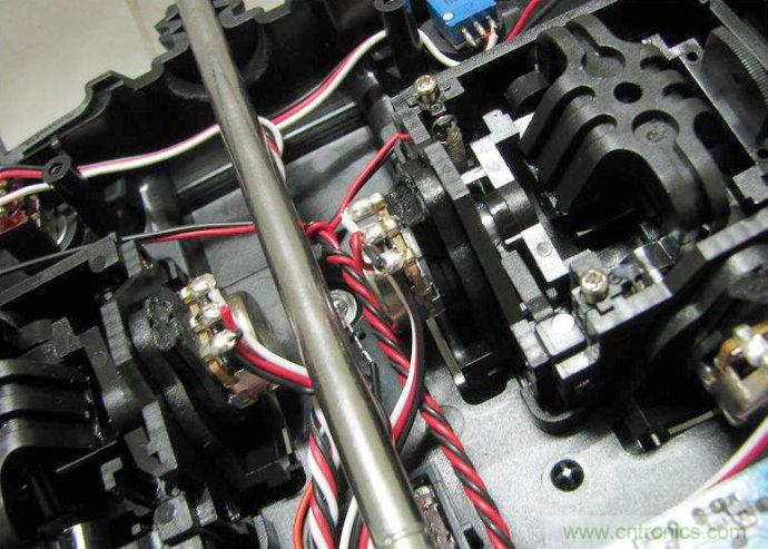 無人機 DIY 制作全過程，酷得不要不要的！