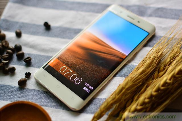 國產(chǎn)手機(jī)新標(biāo)桿-vivo Xplay5全面測評(píng)