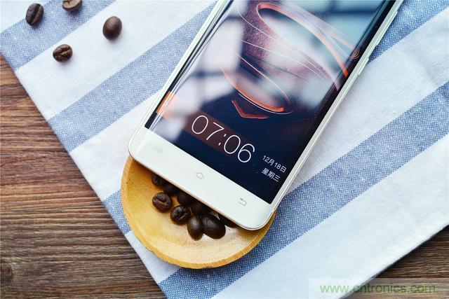 國產(chǎn)手機(jī)新標(biāo)桿-vivo Xplay5全面測評(píng)