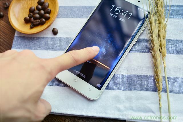 國產(chǎn)手機(jī)新標(biāo)桿-vivo Xplay5全面測評(píng)