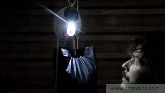 單靠重力就能工作的燈，將為15億人帶來光明