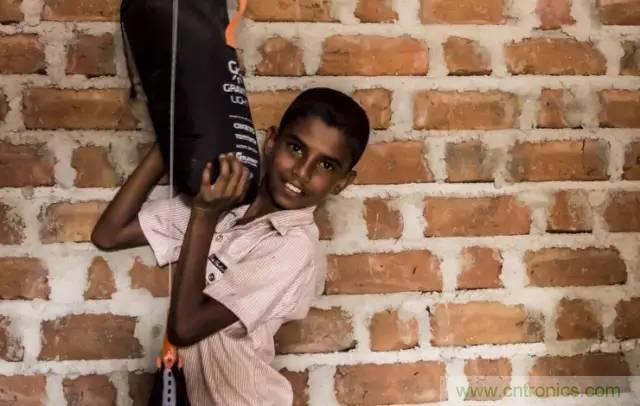 單靠重力就能工作的燈，將為15億人帶來光明