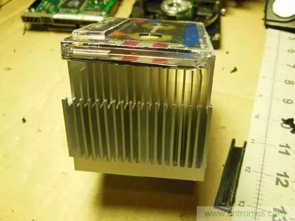 廢舊收音機如何變身成酷炫機器人?