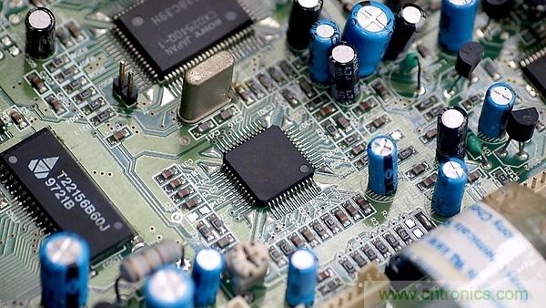 如何通過元件擺放來改善電路板的EMI？