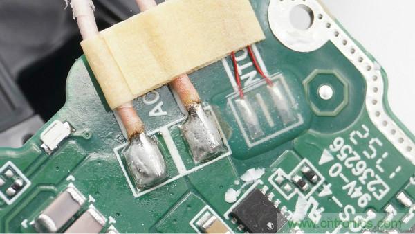 拆解華為保時捷設計快充無線充電器：憑啥能賣699？