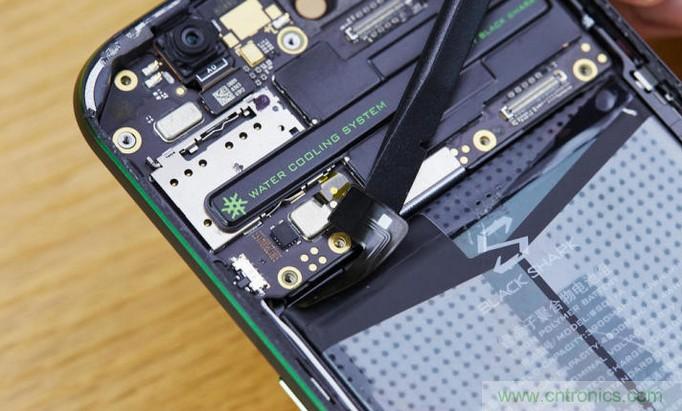 拆解黑鯊手機：多級直觸一體式液冷系統有什么門道？