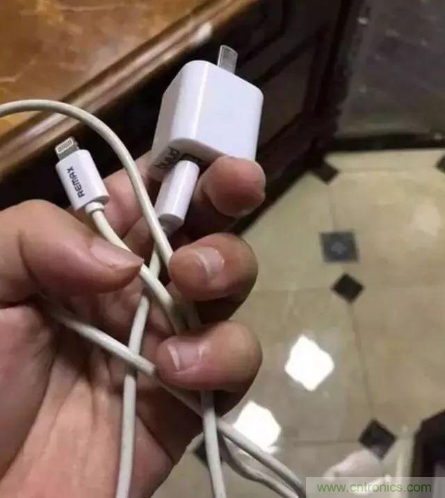 拆了個電容之后,我的iPhone也會自動訂房了