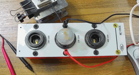 電燈泡內通有交流電,為什么看不到燈泡在閃爍?