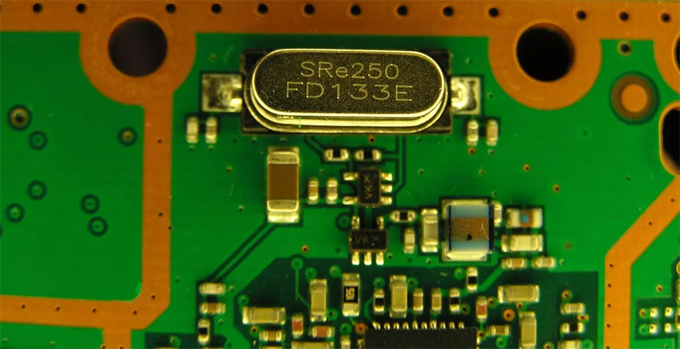 單片機中晶振的工作原理是什么？